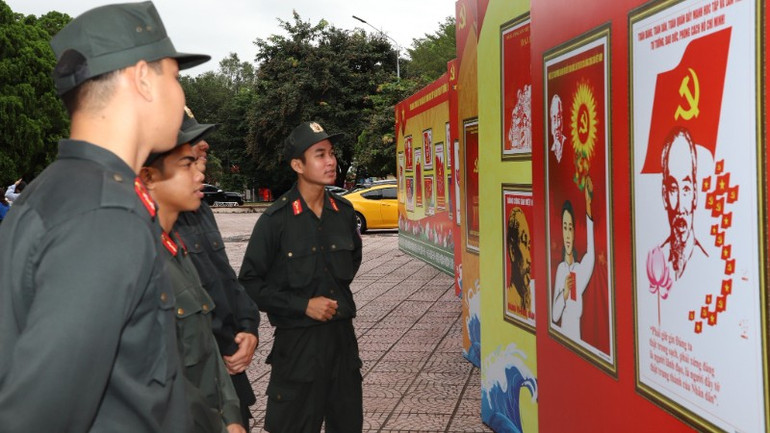 Các chiến sĩ Công an thăm quan triển lãm.